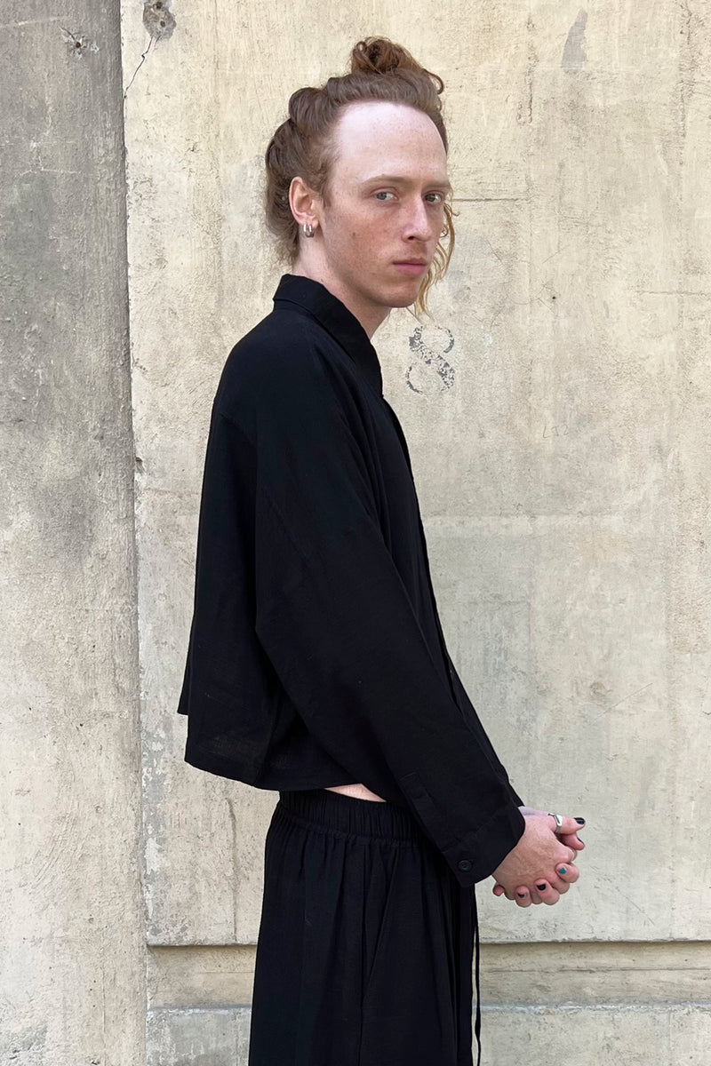 CROPPED COLLAR SHIRT IN BLACK