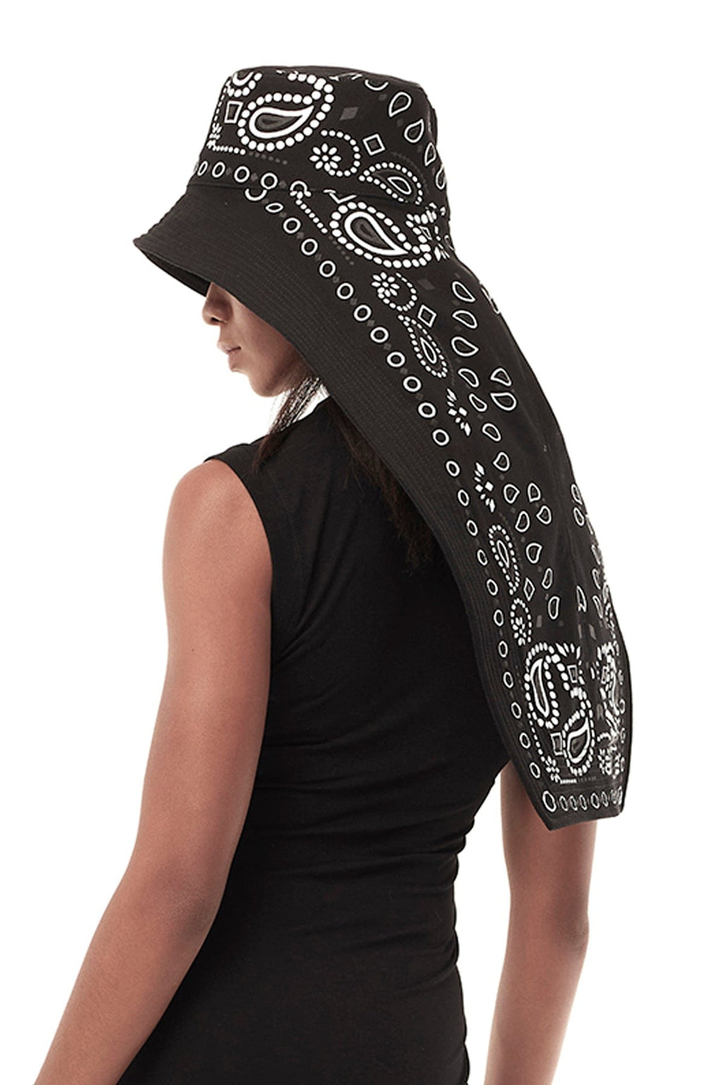 VEILED BUCKET HAT IN BLACK BANDANA